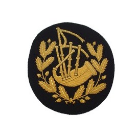 Pipers in Wreath on Black (Gold)